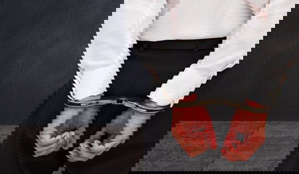 תלמיד ישיבה נעצר לעיני תלמידי כיתתו בחשד להצתת רכבים - ושוחרר