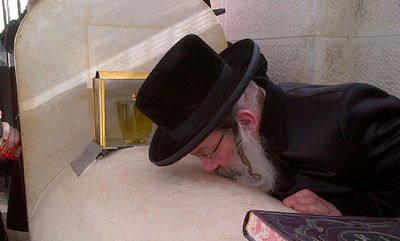 האדמו"ר מנדבורנה בציון אביו