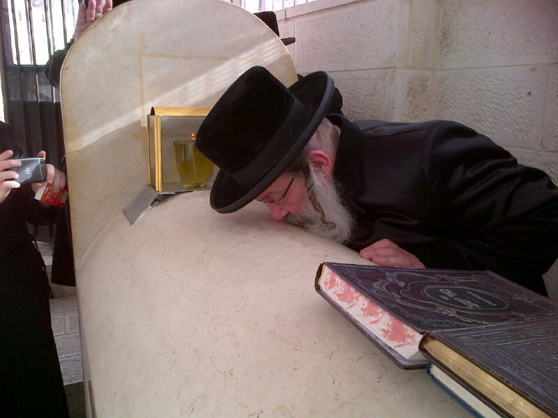 האדמו"ר מנדבורנה שפך שיח בציון אביו זי"ע