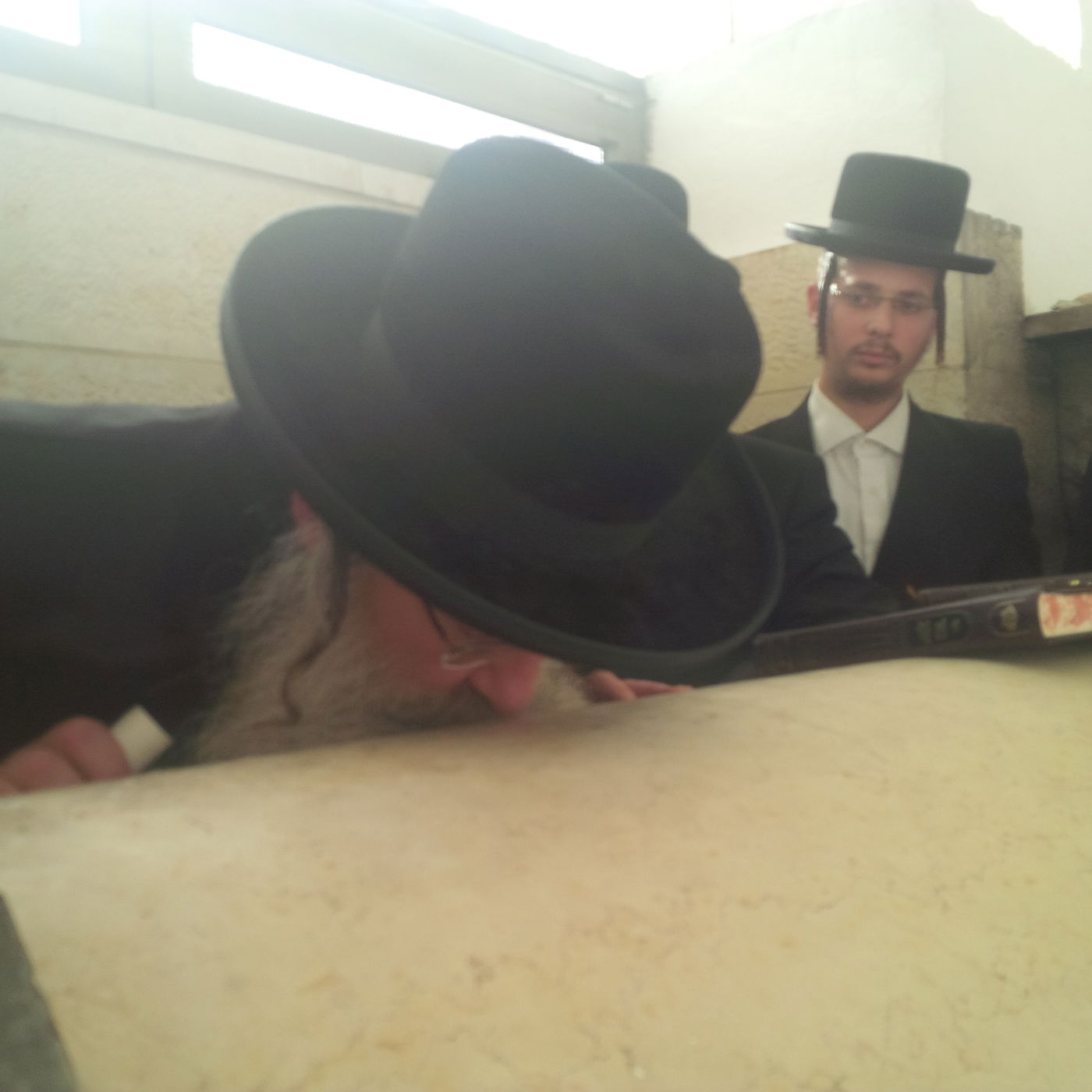 האדמו"ר מנדבורנה שפך שיח בציון אביו זי"ע