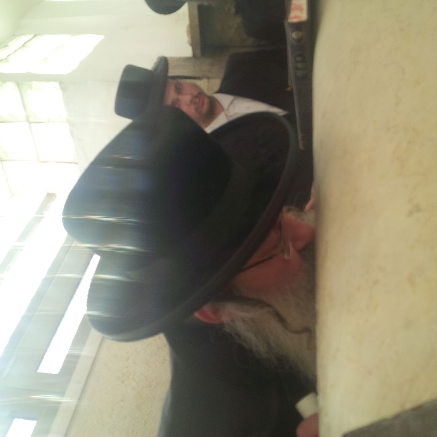 האדמו"ר מנדבורנה שפך שיח בציון אביו זי"ע