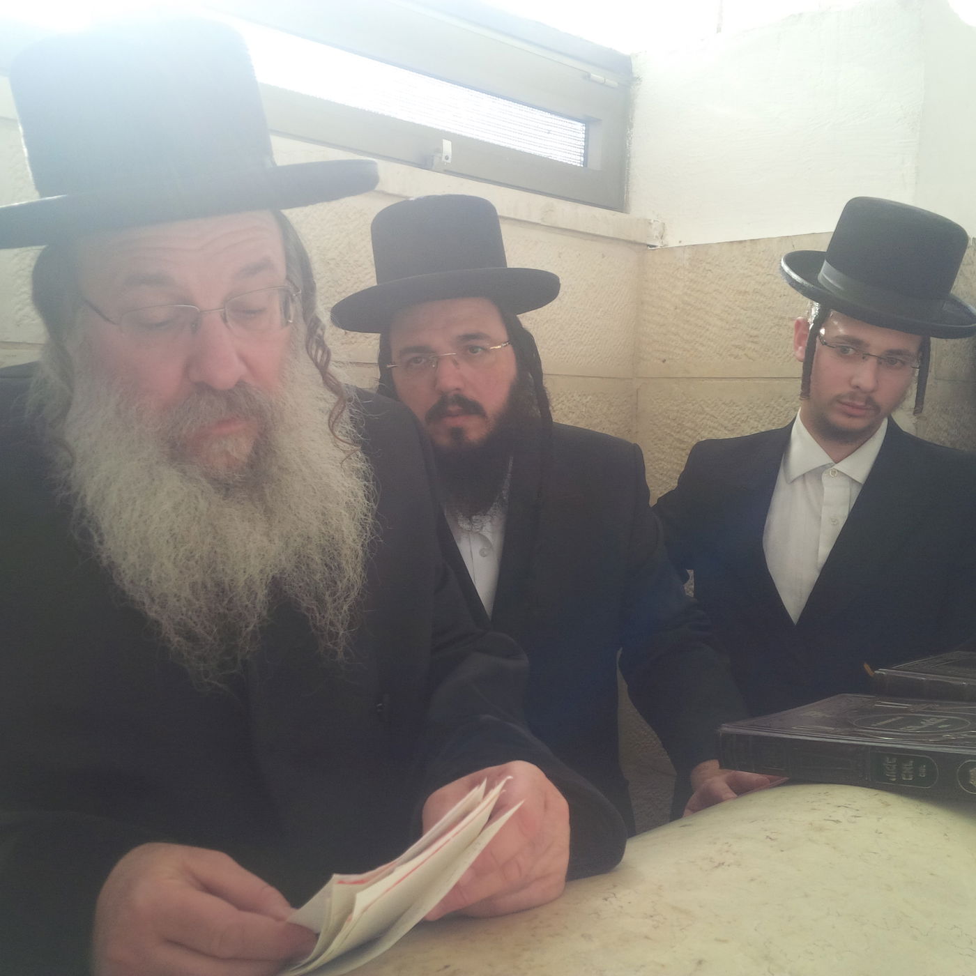 האדמו"ר מנדבורנה שפך שיח בציון אביו זי"ע