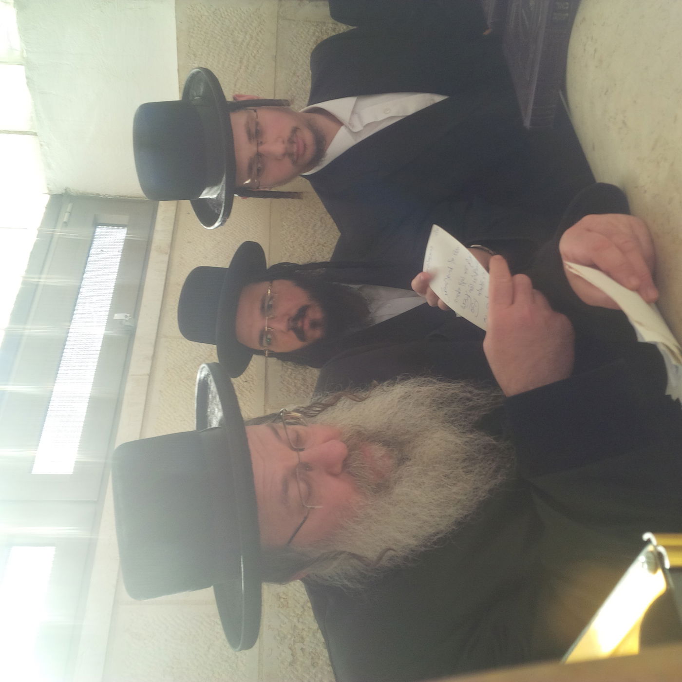 האדמו"ר מנדבורנה שפך שיח בציון אביו זי"ע