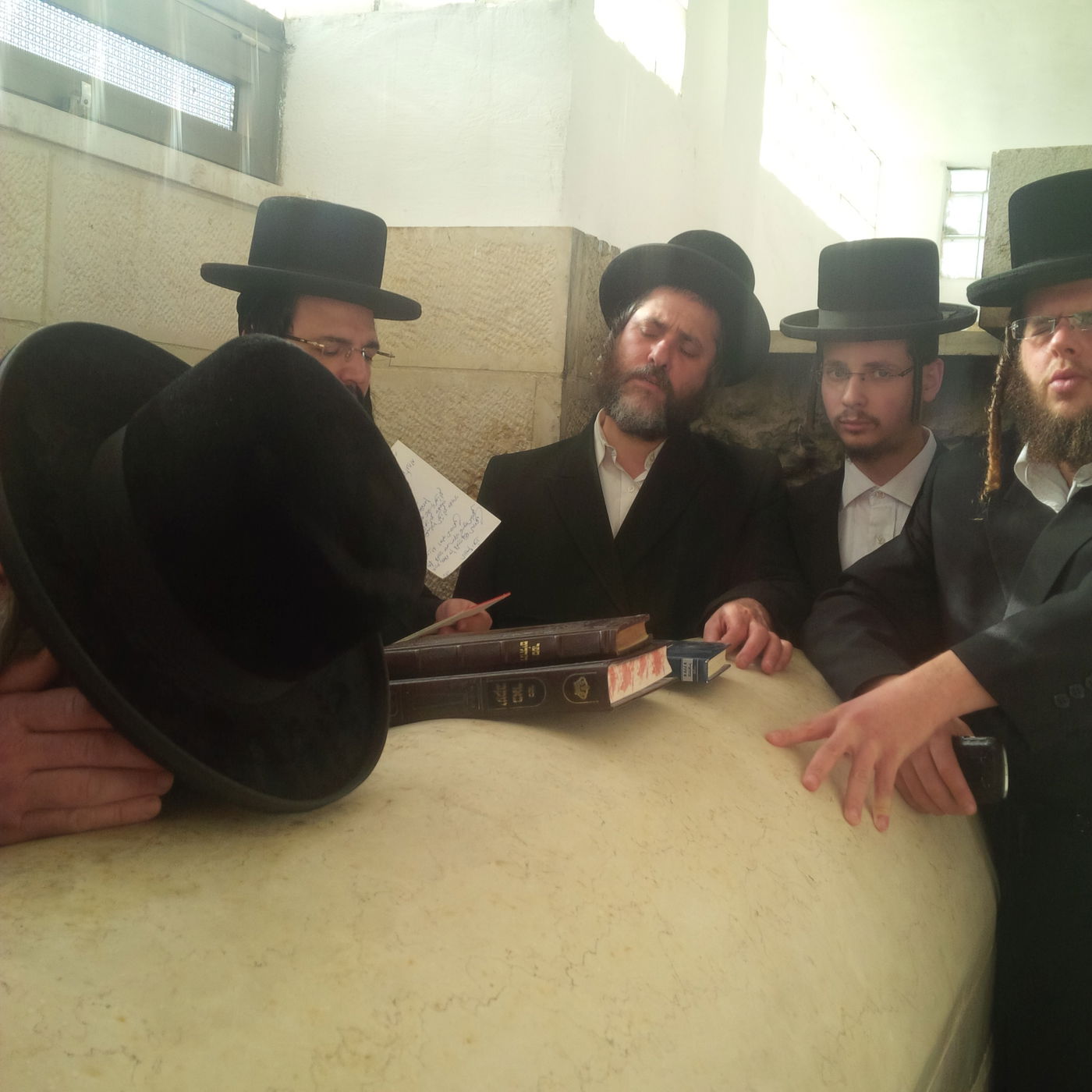 האדמו"ר מנדבורנה שפך שיח בציון אביו זי"ע