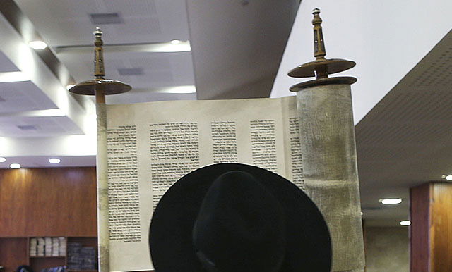 המתפללים דורשים: להחליף את הבעל קורא שהצביע 'עץ'