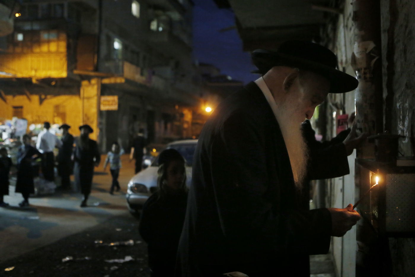 להדליק נר של חנוכה עם שאל ורעלה • תיעוד ממאה שערים