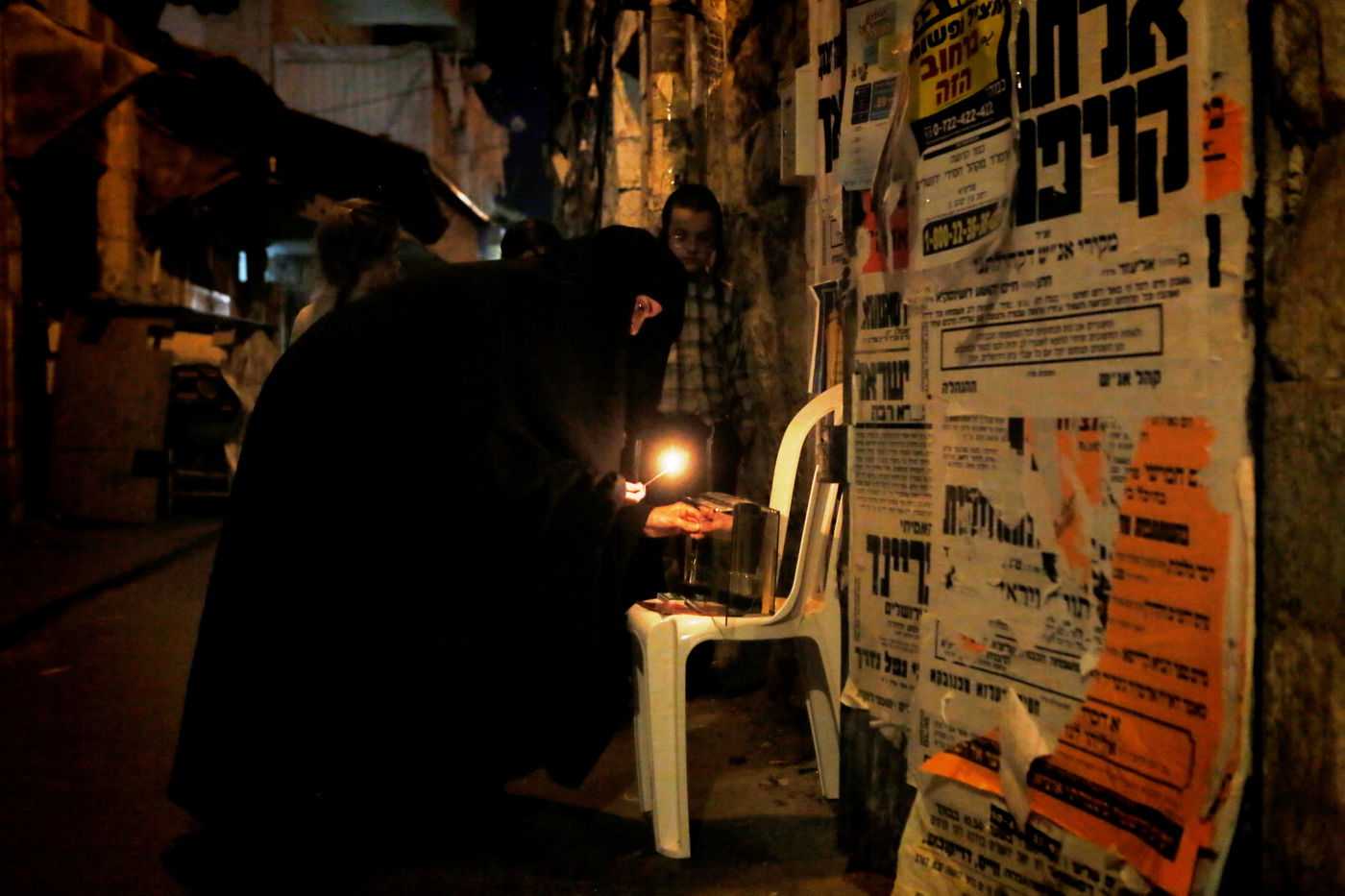 להדליק נר של חנוכה עם שאל ורעלה • תיעוד ממאה שערים