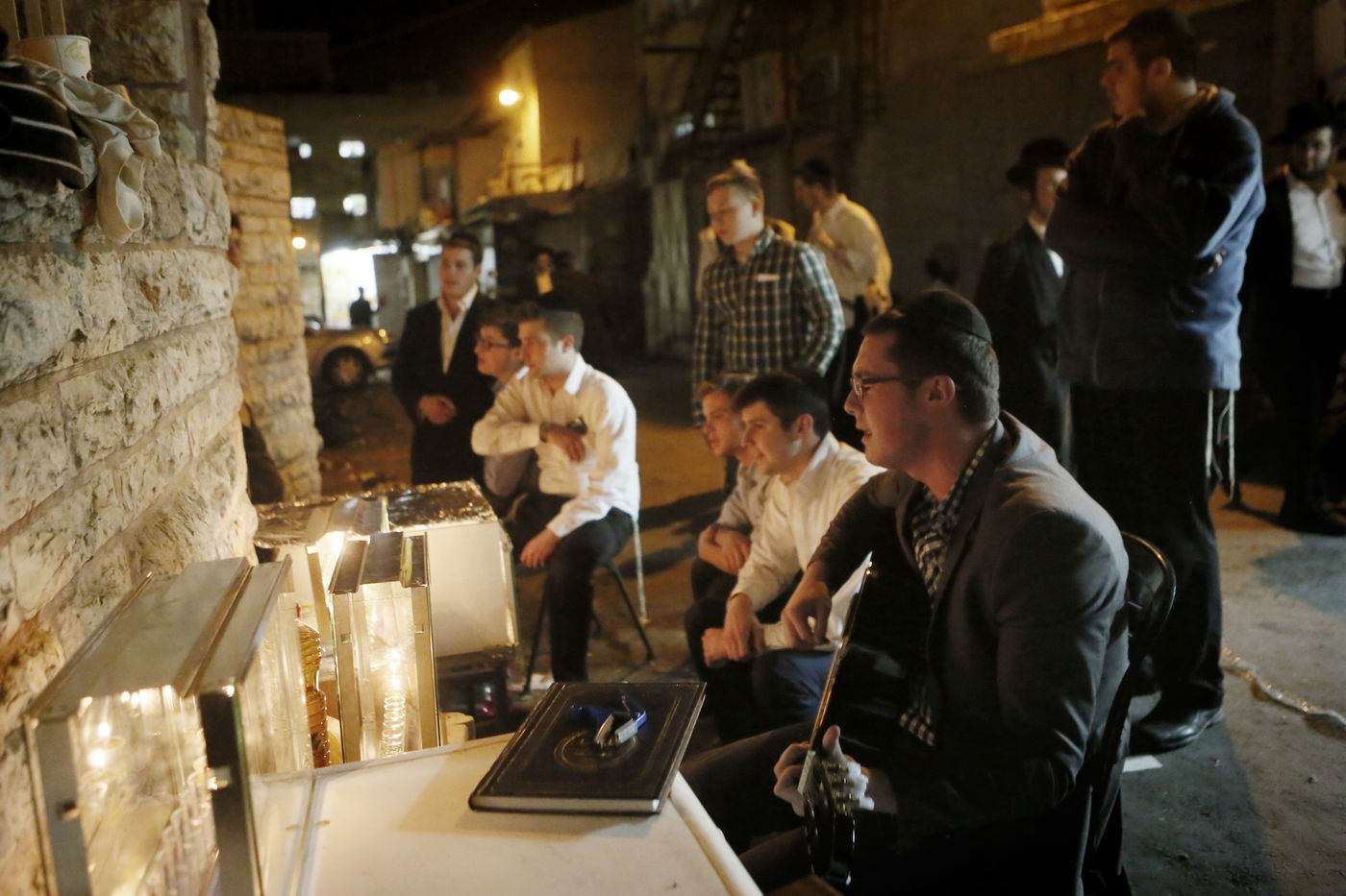 להדליק נר של חנוכה עם שאל ורעלה • תיעוד ממאה שערים