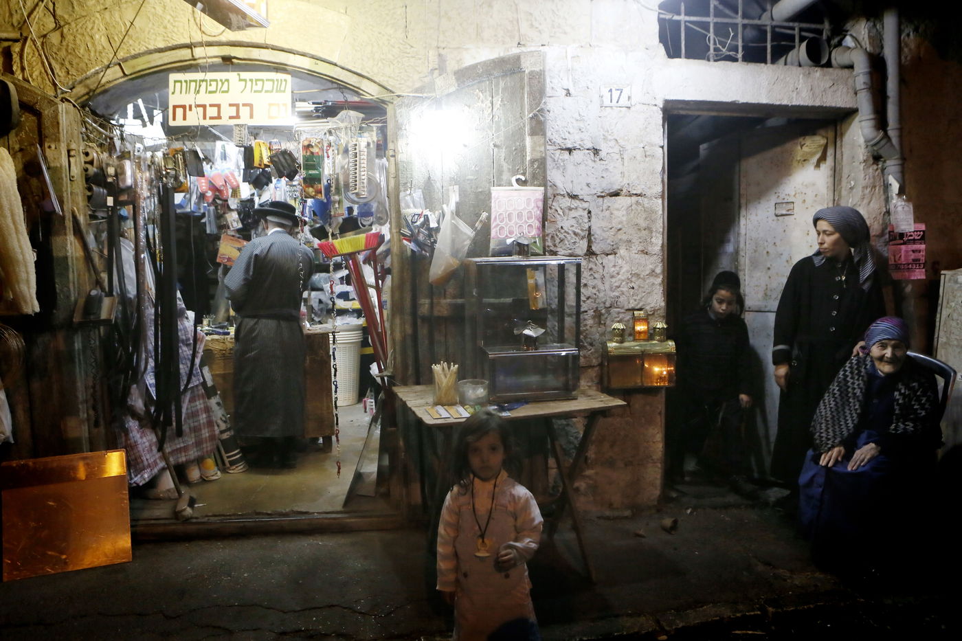 להדליק נר של חנוכה עם שאל ורעלה • תיעוד ממאה שערים