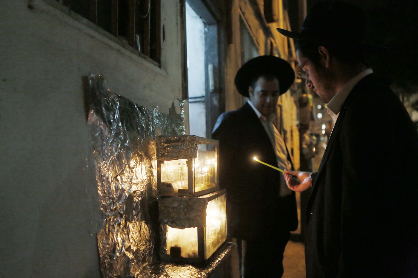 להדליק נר של חנוכה עם שאל ורעלה • תיעוד ממאה שערים