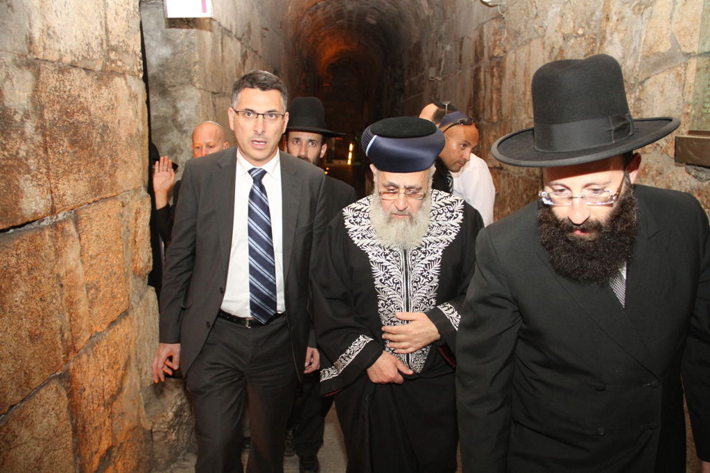 תיעוד: הראשון לציון בהדלקת נר ראשון של חנוכה בכותל המערבי