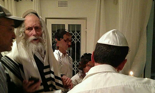 הרב ברלנד בהדלקת נר חנוכה, אמש