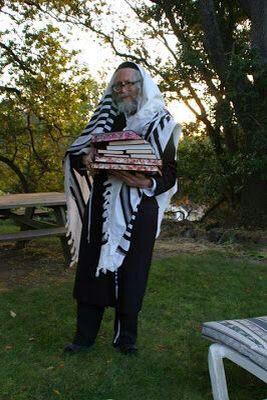 הרב ברלנד עם ספריו בדרום אפריקה