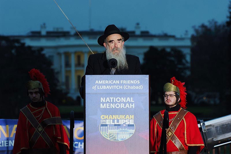 תחת קור מקפיא: הדלקת נרות חנוכה בחצר הבית הלבן