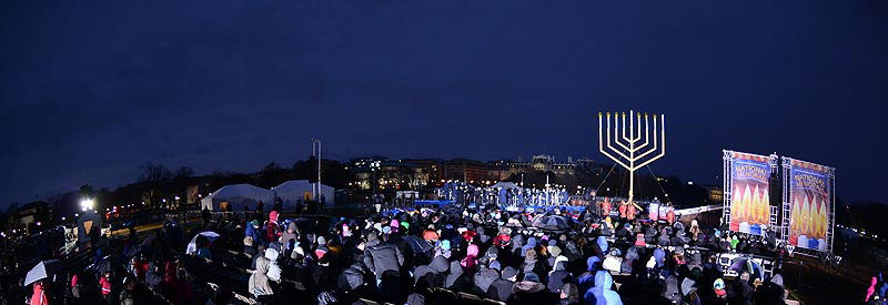תחת קור מקפיא: הדלקת נרות חנוכה בחצר הבית הלבן