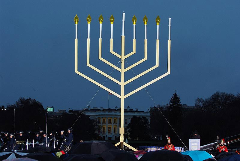 תחת קור מקפיא: הדלקת נרות חנוכה בחצר הבית הלבן