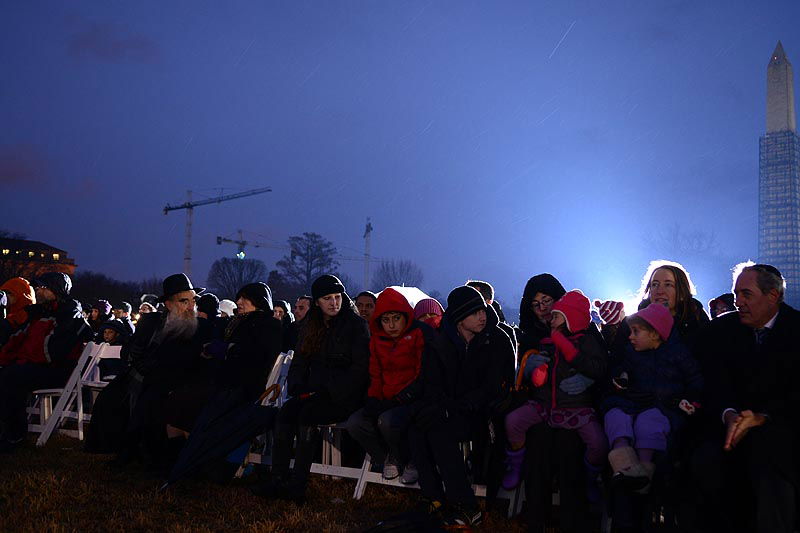 תחת קור מקפיא: הדלקת נרות חנוכה בחצר הבית הלבן