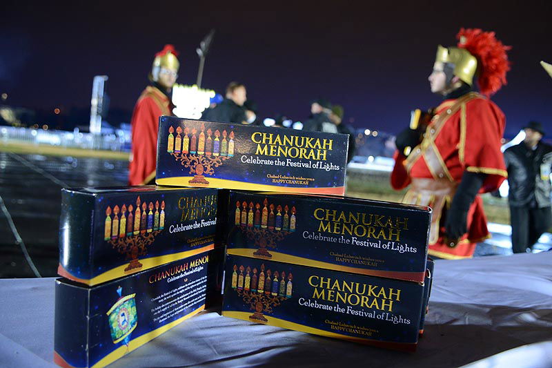 תחת קור מקפיא: הדלקת נרות חנוכה בחצר הבית הלבן