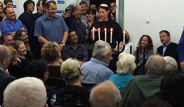 מיכאלי מדליקה נרות, עם כיפה