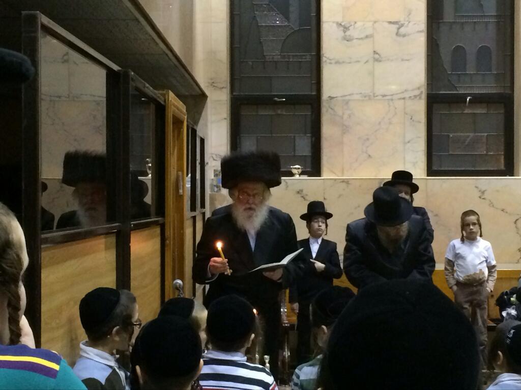 לְךָ נָאֶה לְשַׁבֵּחַ • אדמו"רים ורבנים בהדלקת הנרות