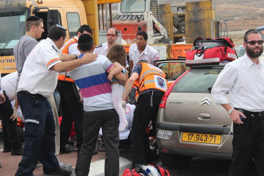 בתו ונכדו של הרב עמאר נפצעו בתאונה