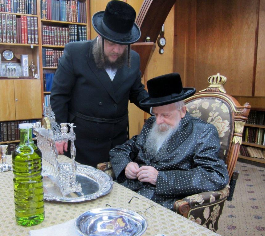 גלריה: זקני הדור מדליקים נרות חנוכה