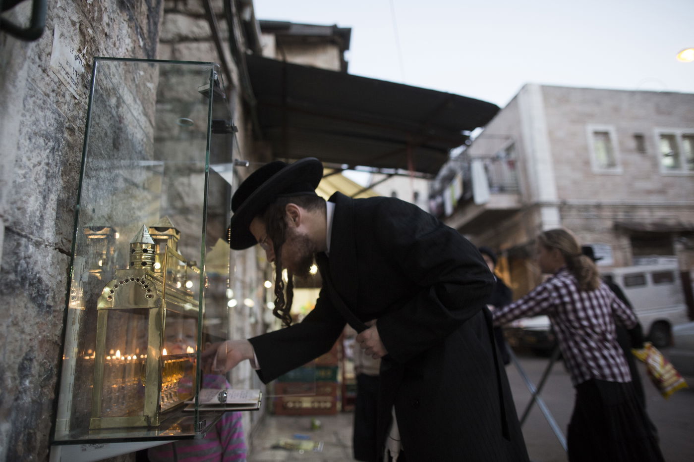 הנרות הללו • גלריה ירושלמית
