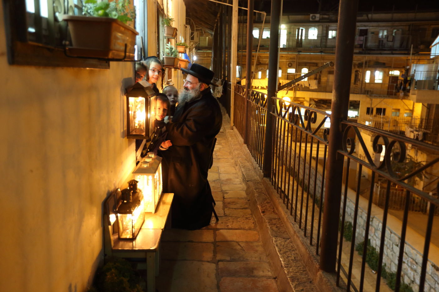 הנרות הללו • גלריה ירושלמית