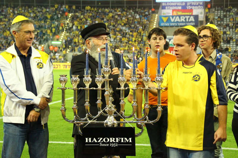צפו: מכבי ת"א מדליקים נרות חנוכה בבלומפילד
