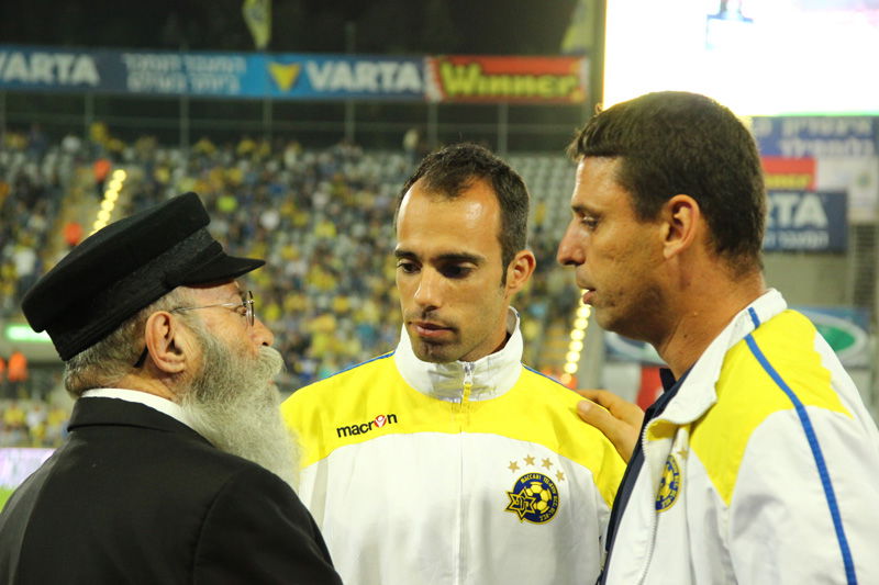 צפו: מכבי ת"א מדליקים נרות חנוכה בבלומפילד