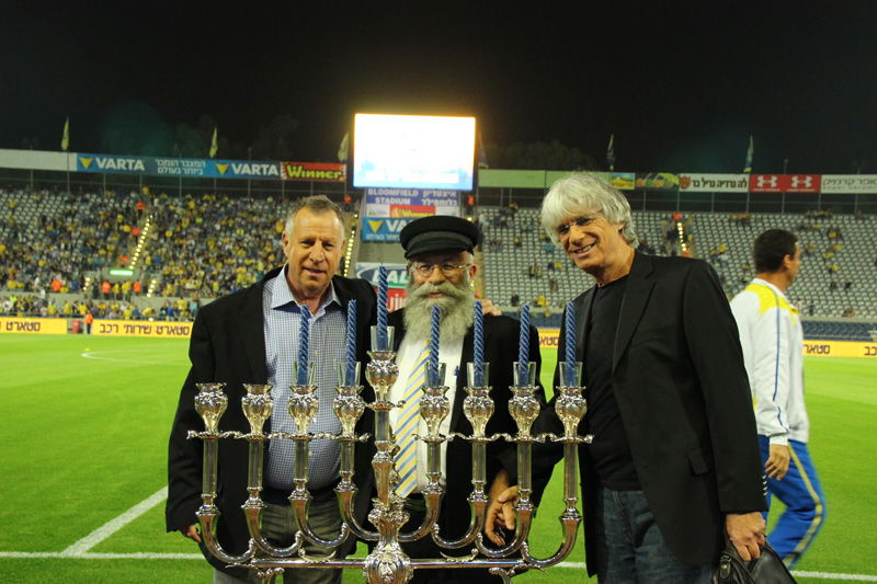 צפו: מכבי ת"א מדליקים נרות חנוכה בבלומפילד