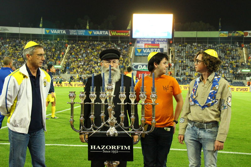 צפו: מכבי ת"א מדליקים נרות חנוכה בבלומפילד