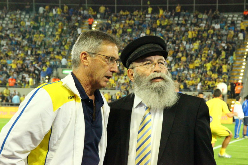 צפו: מכבי ת"א מדליקים נרות חנוכה בבלומפילד