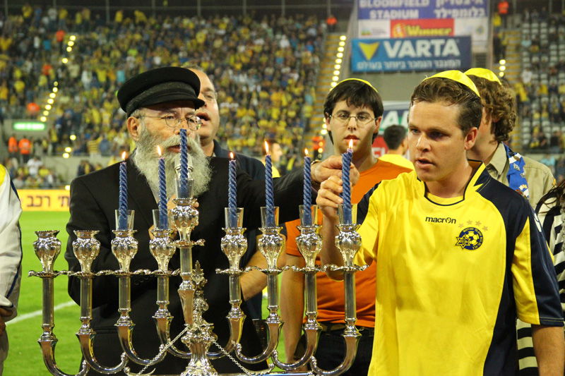 צפו: מכבי ת"א מדליקים נרות חנוכה בבלומפילד