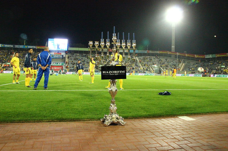 צפו: מכבי ת"א מדליקים נרות חנוכה בבלומפילד