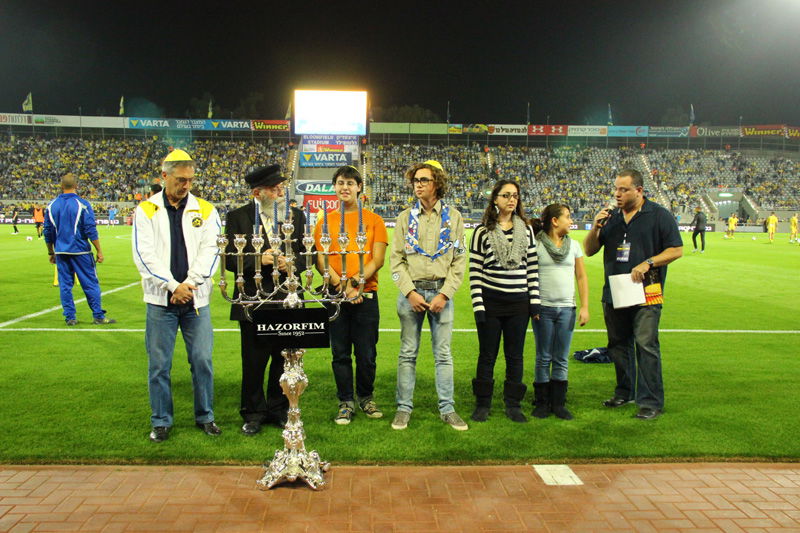 צפו: מכבי ת"א מדליקים נרות חנוכה בבלומפילד