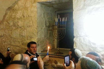 שכם: הדלקת נר שישי של חנוכה בקבר יוסף הצדיק