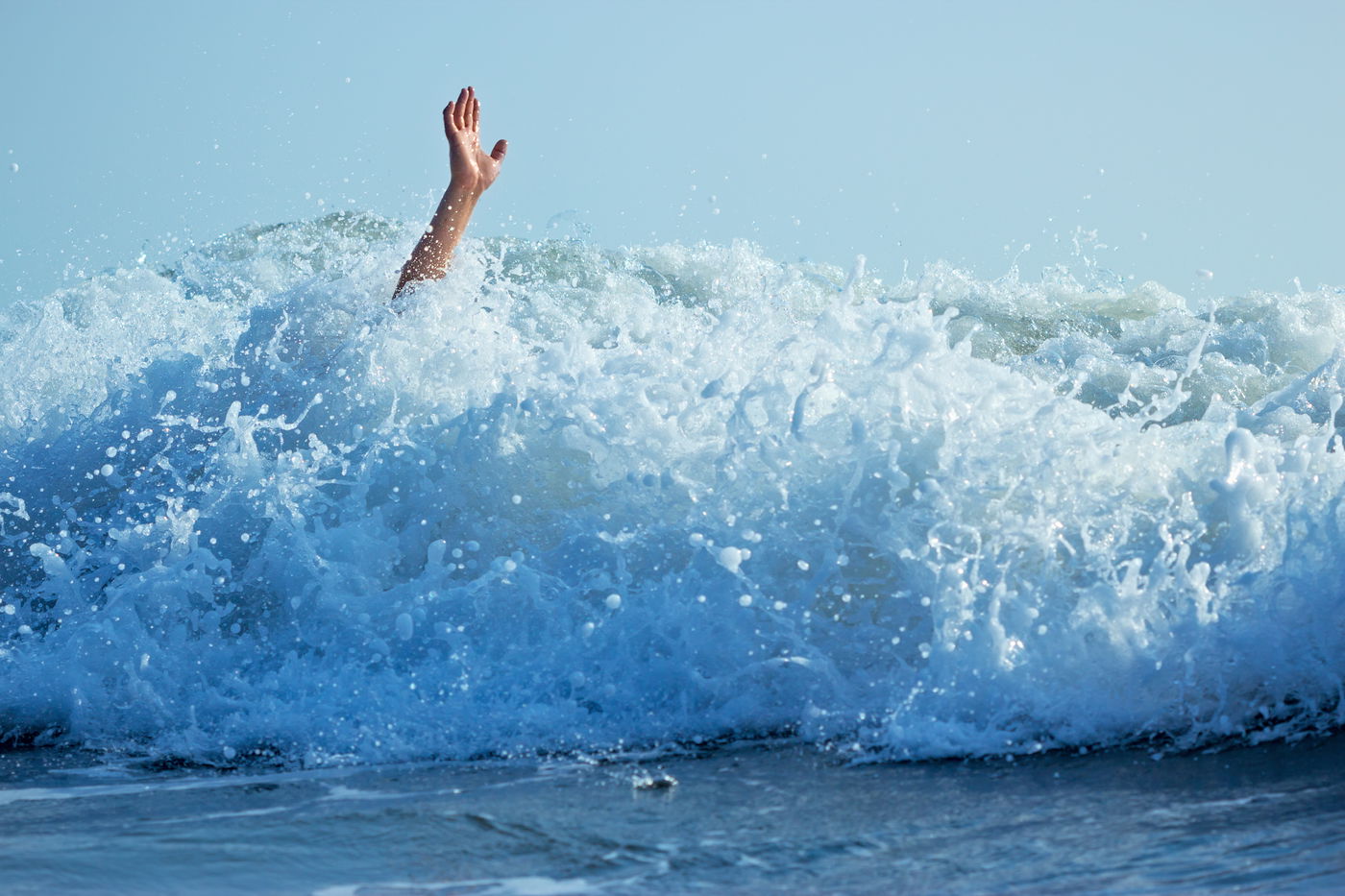 מדהים: אדם שרד במשך 60 שעות בתוך סירה שטבעה במעמקי הים