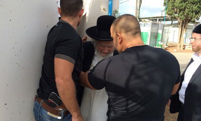 הרב אוירבך בכניסה לכלא 6