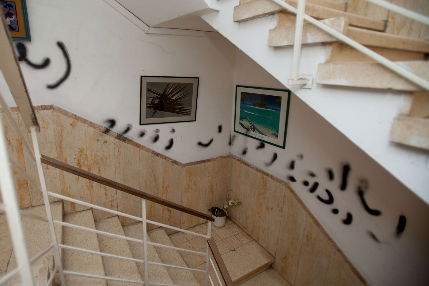 גרפיטי על דלתה של פגי סידור: "נשות הכותל נבלות"