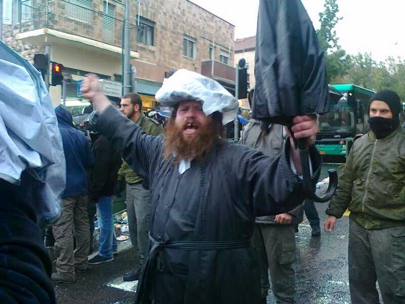 כיכר השבת: הפגנה על כליאת תלמיד הישיבה שלא התייצב בצה"ל