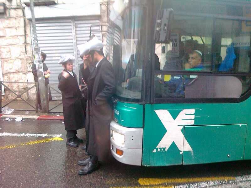 כיכר השבת: הפגנה על כליאת תלמיד הישיבה שלא התייצב בצה"ל