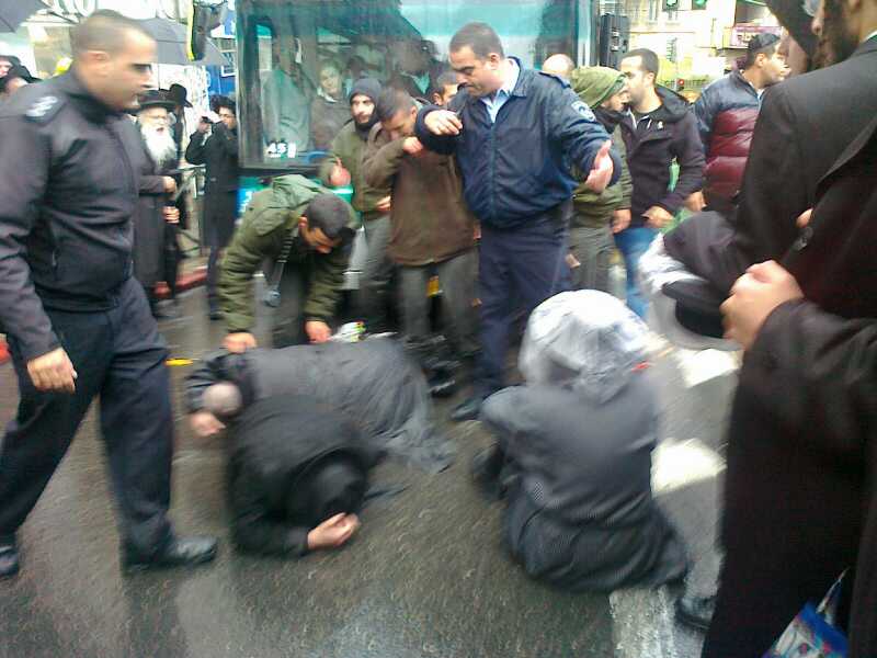 כיכר השבת: הפגנה על כליאת תלמיד הישיבה שלא התייצב בצה"ל