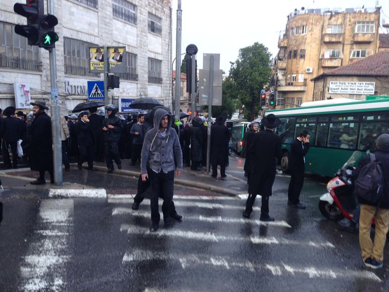 כיכר השבת: הפגנה על כליאת תלמיד הישיבה שלא התייצב בצה"ל