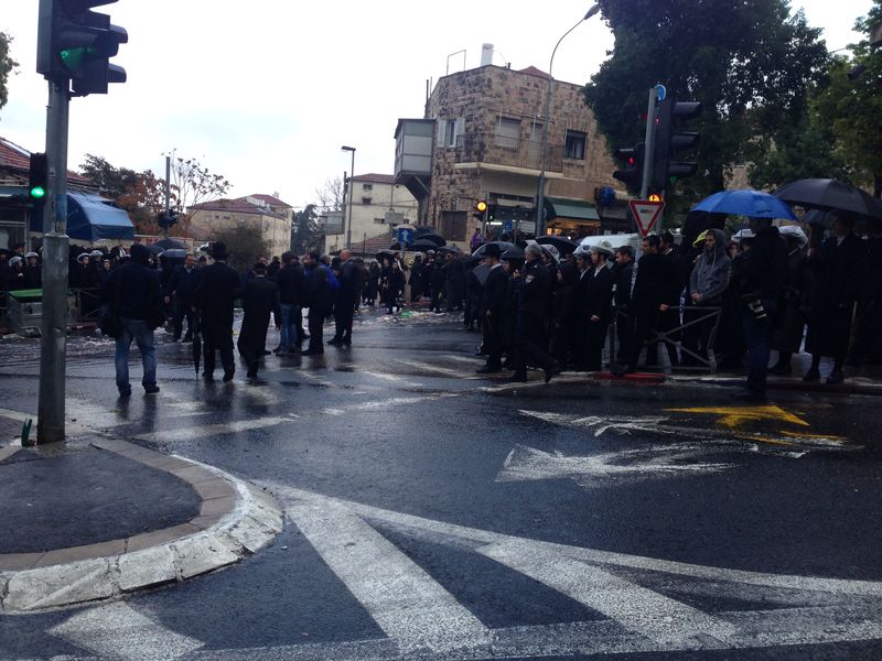 כיכר השבת: הפגנה על כליאת תלמיד הישיבה שלא התייצב בצה"ל