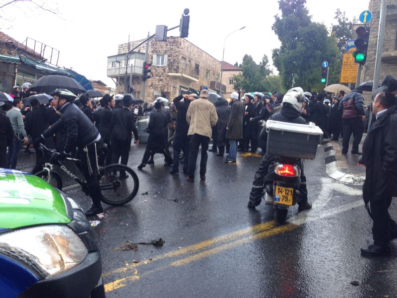 כיכר השבת: הפגנה על כליאת תלמיד הישיבה שלא התייצב בצה"ל