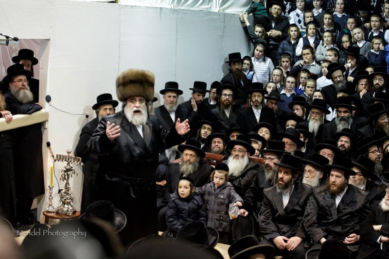 תיעוד: הרבי מויז'ניץ בהדלקת נרות חנוכה בלונדון