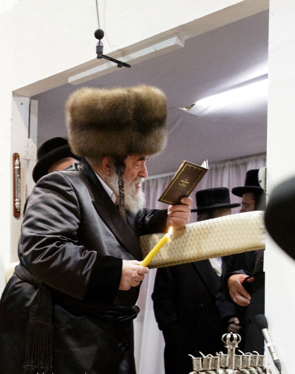 תיעוד: הרבי מויז'ניץ בהדלקת נרות חנוכה בלונדון