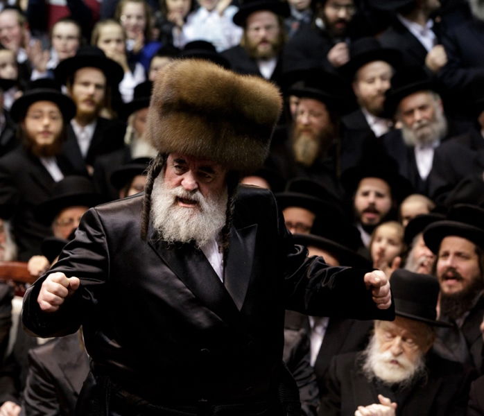 תיעוד: הרבי מויז'ניץ בהדלקת נרות חנוכה בלונדון