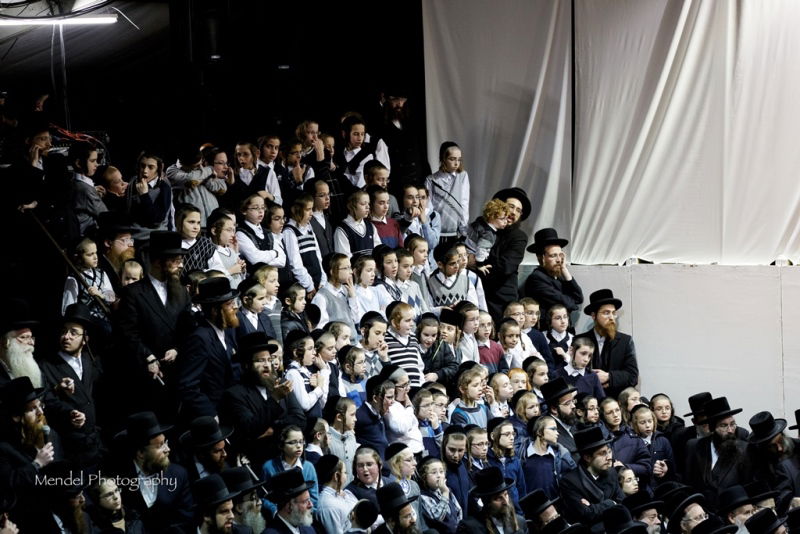 תיעוד: הרבי מויז'ניץ בהדלקת נרות חנוכה בלונדון